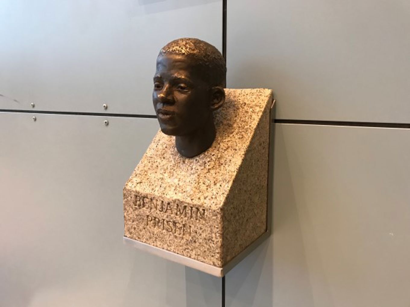 Statuett av Benjamin Hermansen