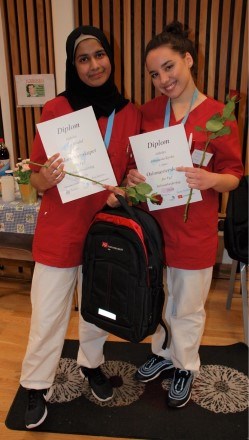 Vinnerne av Oslomesterskapet i helsefagarbeider Athanasia Kyrko og Faiza Khalid