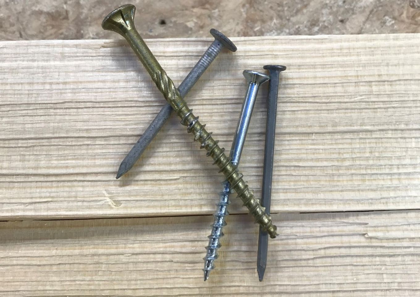 Bilde av spikere og skruer