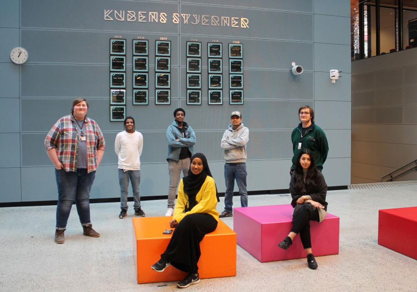 Foto: Fra venstre Lars Strøyer Aalborg, Nathanael Solomon Retta, David Mulugheta Debesay, Mark Elison Garcia Geli, Bjørn Johannes Romme Kirknes. Foran fra venstre: Nasro Abdullahi og Bushra Mehmood. Guled Ahmed Hussain var dessverre ikke til stede da bildet ble tatt. Lærlingene ved Kuben i januar 2021