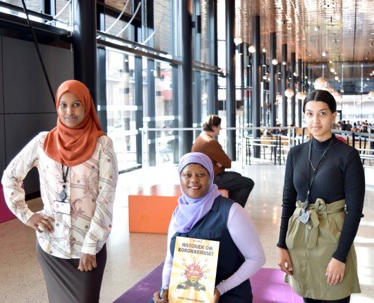 Faridah Shakoor Nabagala sammen med de to l&aelig;rlingene som intervjuet henne; Bushra Mehmood og Nasro Abdullahi