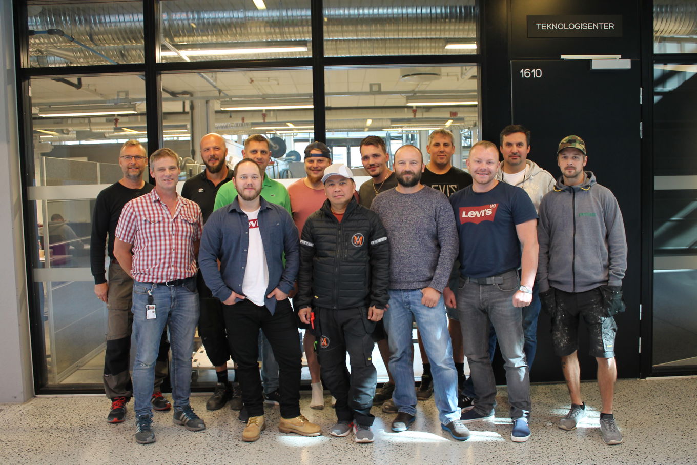 Foto: Tømrere som går på kurs for å ta fagbrev. Bilde av Tømrere som går på kurs for å ta fagbrev.