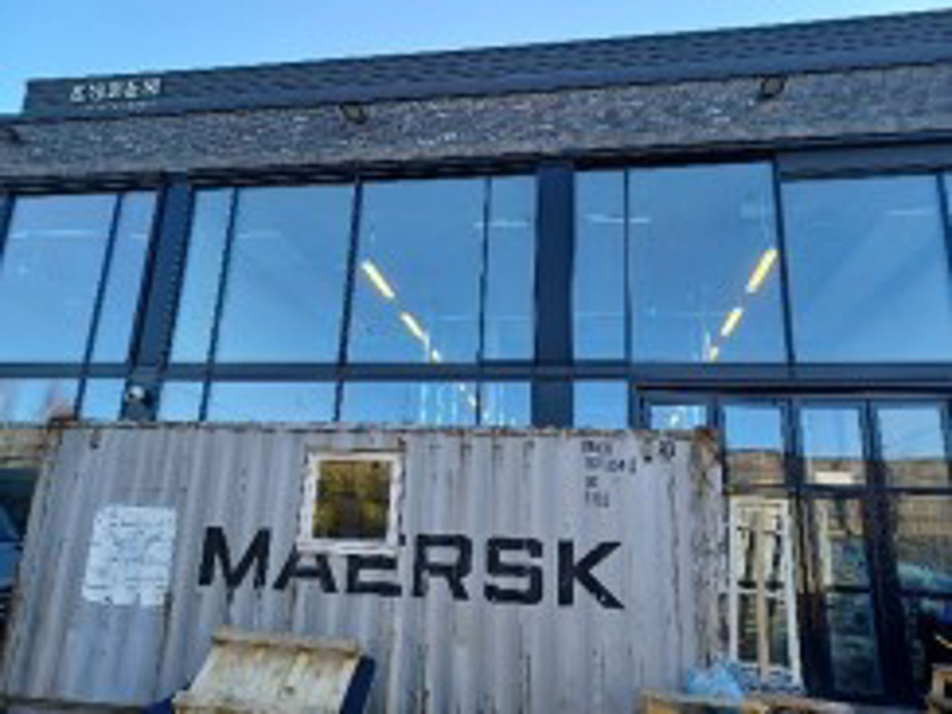 Foto: Felicia Lund, Kuben kurs- og teknologisenter (KKT) Bilde av konteiner på Kuben yrkesarena som skal bli til drivhus på taket til Norsk Gjenvinning