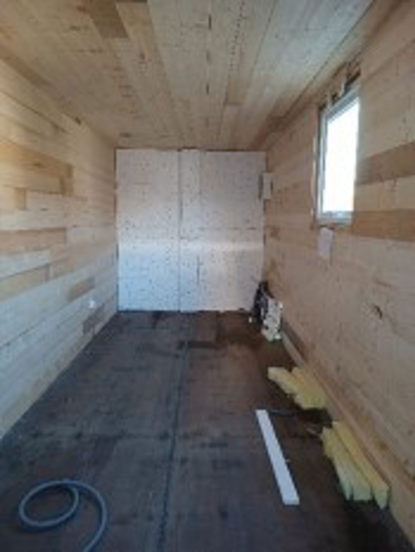 Foto: Felicia Lund, Kuben kurs- og teknologisenter (KKT) Bilde av innsiden av konteineren som skal bli til drivhus