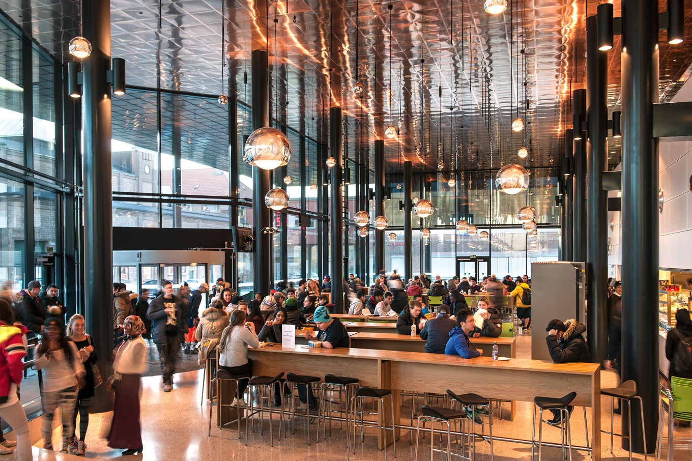 Skoleelever i kantine