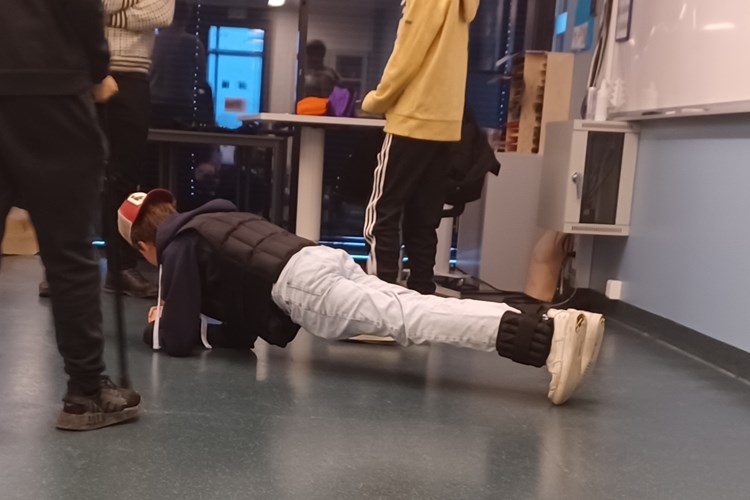 Skullerud elev prøver planke i aldringsdrakt