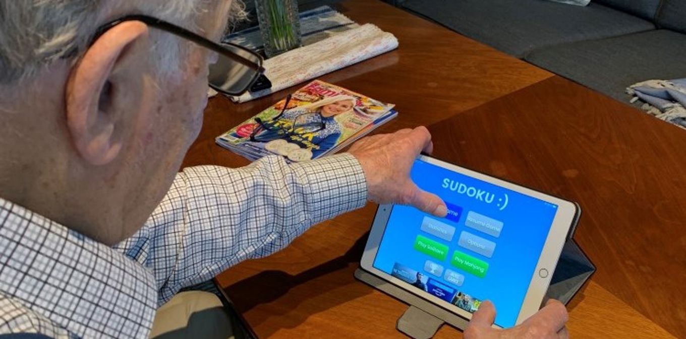 eldre mann bruker nettbrett