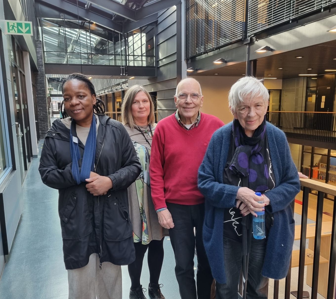 Foto: Fra venstre: Adelina Malou, Felicia Lund (kursholder), Knut Guttormsen, Tone Fjordholm Fredriksen Bilde av seniorer på kurs i digital kompetanse