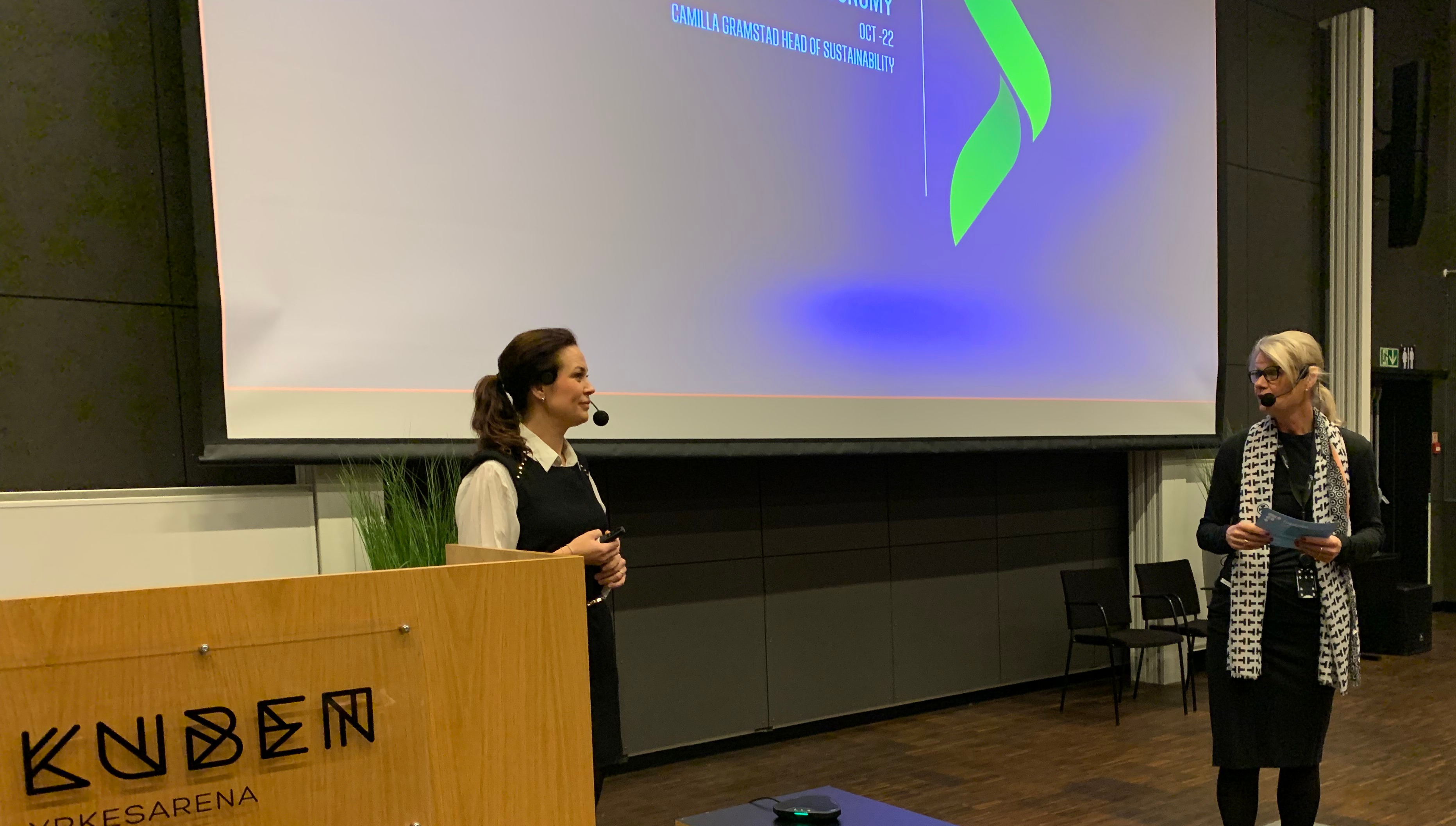 Camilla Skjelsbæk Gramstad, Head of sustainability i Elkjøp Nordic og ordstyrer Anne Kristine Eggen Lervik, Leder for strategisk innovasjon og kommunikasjon, Fagskolen Oslo.