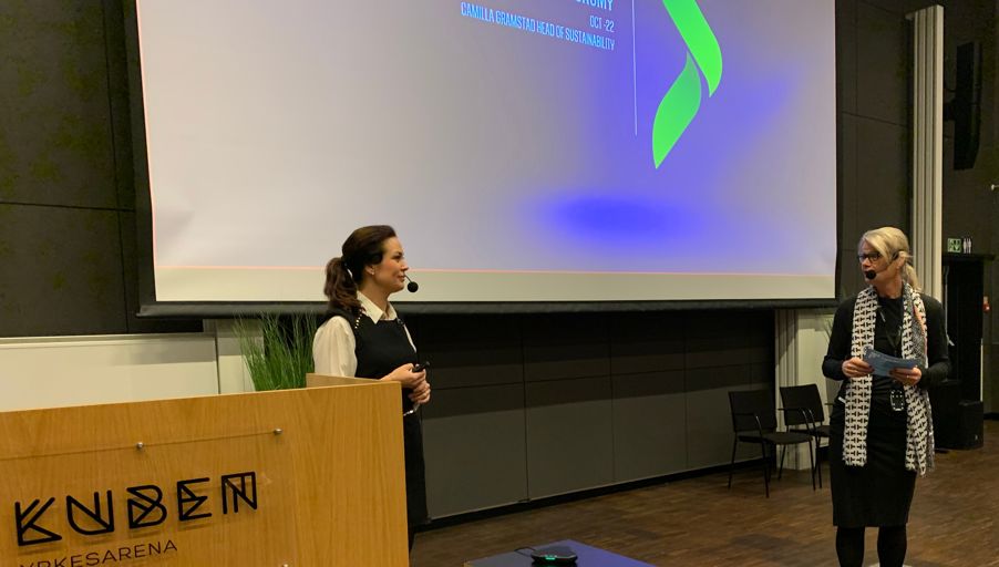 Foto: Camilla Skjelsbæk Gramstad, Head of sustainability i Elkjøp Nordic og ordstyrer Anne Kristine Eggen Lervik, Leder for strategisk innovasjon og kommunikasjon, Fagskolen Oslo. Camilla Skjelsbæk Gramstad, Head of sustainability i Elkjøp Nordic og ordstyrer Anne Kristine Eggen Lervik, Leder for strategisk innovasjon og kommunikasjon, Fagskolen Oslo.