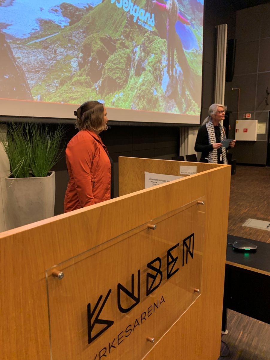 Foto: IME Yngvill Ofstad, Bærekraftsansvarlig i Bergans. Ordstyrer var Anne Kristine Eggen Lervik, Leder for strategisk innovasjon og kommunikasjon, Fagskolen Oslo