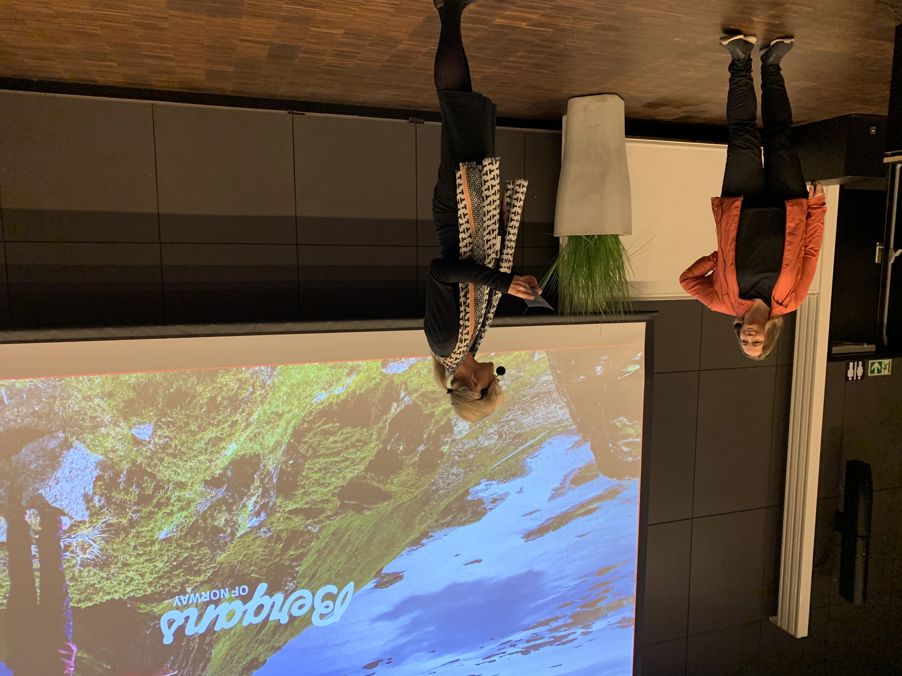 Foto: IME Yngvill Ofstad, Bærekraftsansvarlig i Bergans. Ordstyrer var Anne Kristine Eggen Lervik, Leder for strategisk innovasjon og kommunikasjon, Fagskolen Oslo