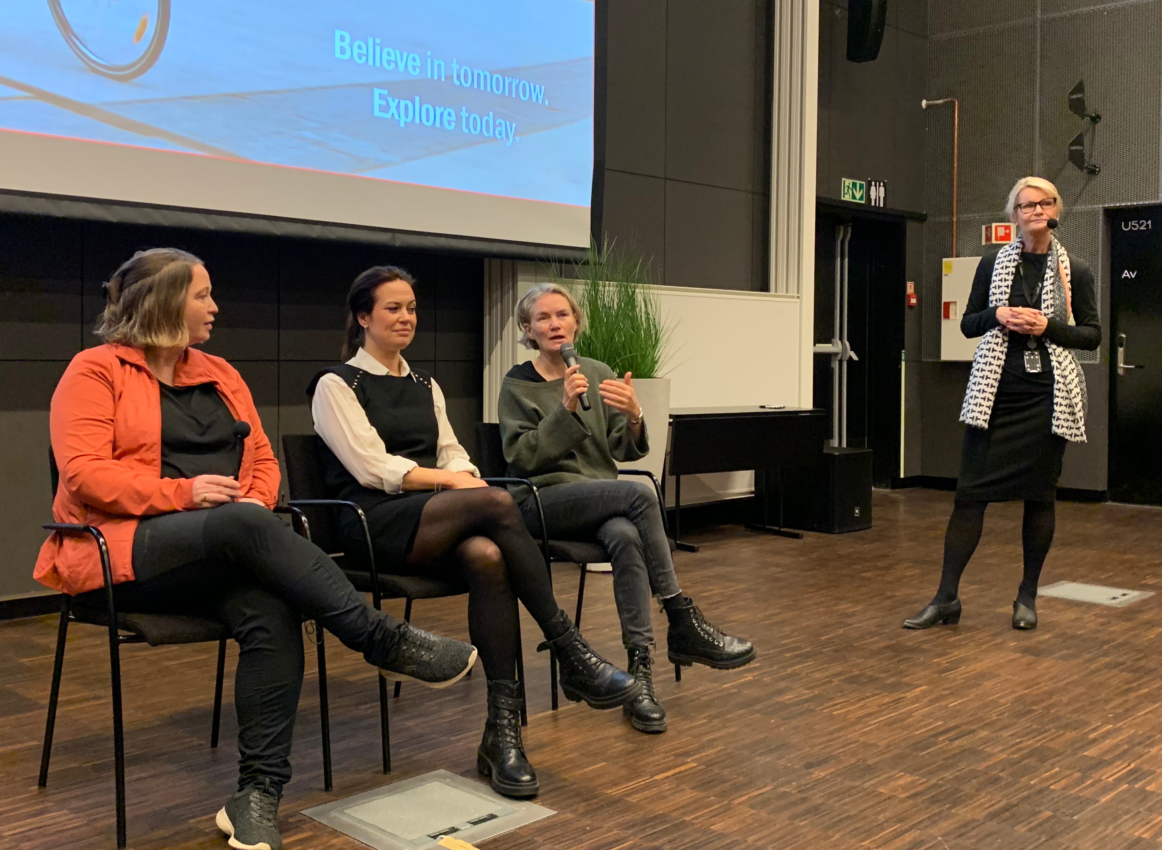 Innlederne Caroline Dale Ditlev-Simonsen,  Professor ved Institutt for rettsvitenskap og styring ved BI, Camilla Skjelsbæk Gramstad, Head of sustainability i Elkjøp Nordic og Yngvill Ofstad, Bærekraftsansvarlig i Bergans. Ordstyrer var Anne Kristine Eggen Lervik, Leder for strategisk innovasjon og kommunikasjon, Fagskolen Oslo.