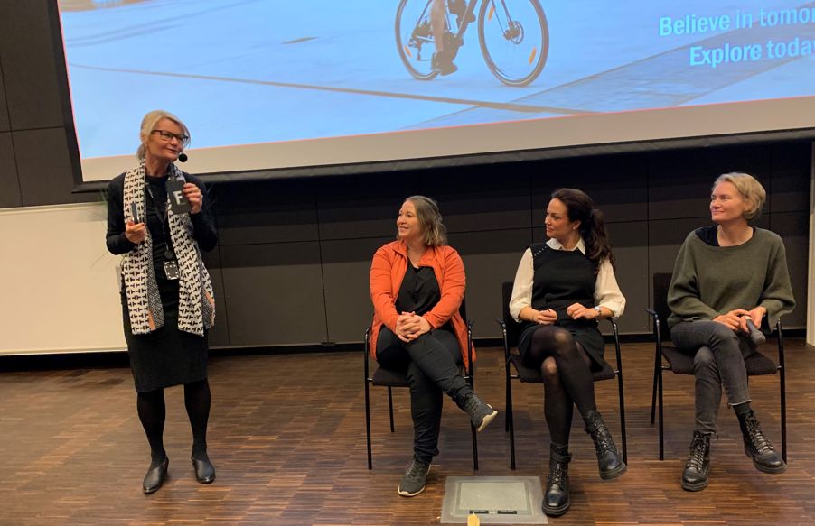 Foto: IME Caroline Dale Ditlev-Simonsen, Professor ved Institutt for rettsvitenskap og styring ved BI, Camilla Skjelsbæk Gramstad, Head of sustainability i Elkjøp Nordic og Yngvill Ofstad, Bærekraftsansvarlig i Bergans. Ordstyrer var Anne Kristine Eggen Lervik, Leder for strategisk innovasjon og kommunikasjon, Fagskolen Oslo.