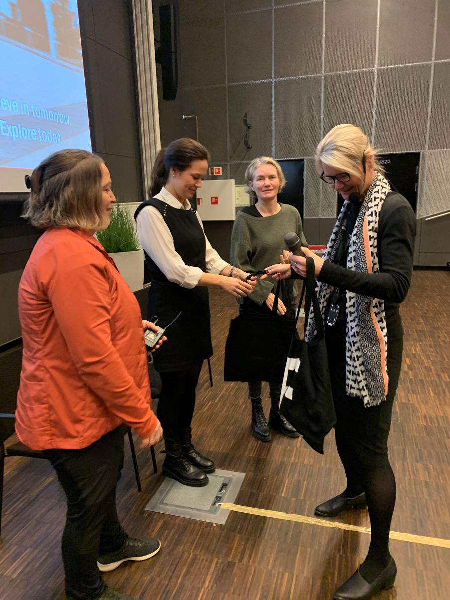 Foto: De tre innlederne: Caroline Dale Ditlev-Simonsen, Professor ved Institutt for rettsvitenskap og styring ved BI, Camilla Skjelsbæk Gramstad, Head of sustainability i Elkjøp Nordic og Yngvill Ofstad, Bærekraftsansvarlig i Bergans. Ordstyrer var Anne Kristine Eggen Lervik, Leder for strategisk innovasjon og kommunikasjon, Fagskolen Oslo. Vi takker innlederne for at de kom