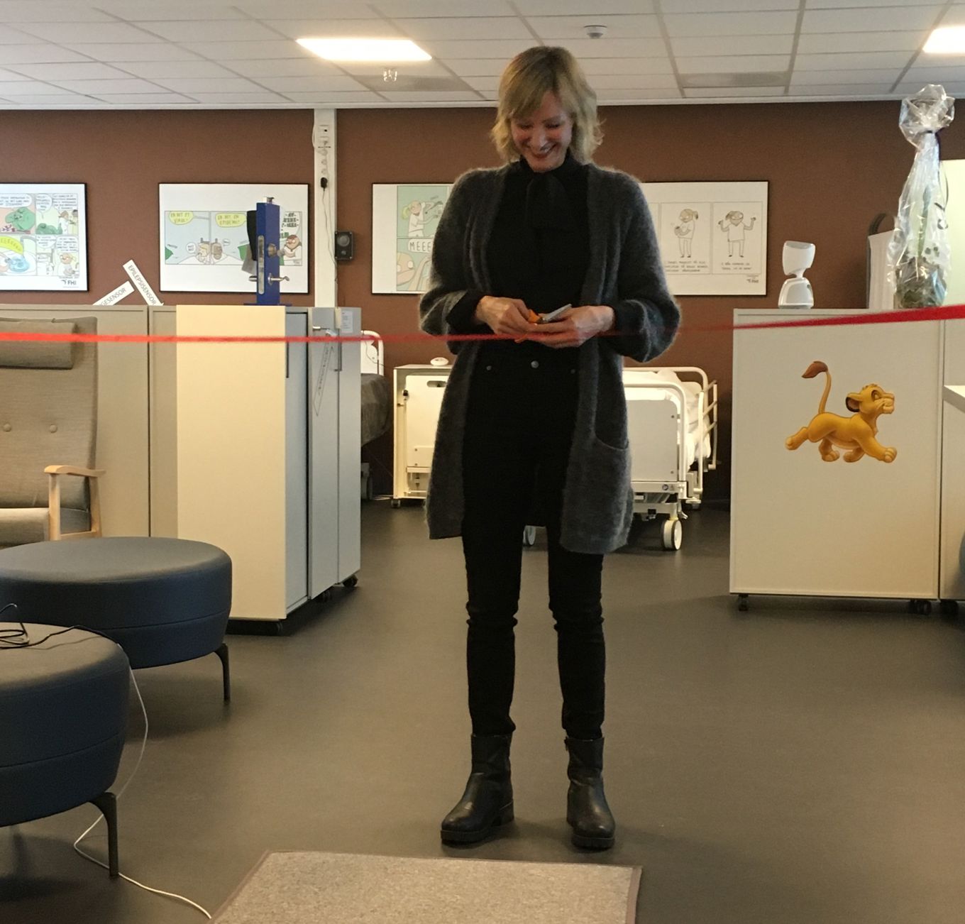 Inga Marte Thorkildsen klipper snora, og åpner læringsverkstedet i velferdsteknologi