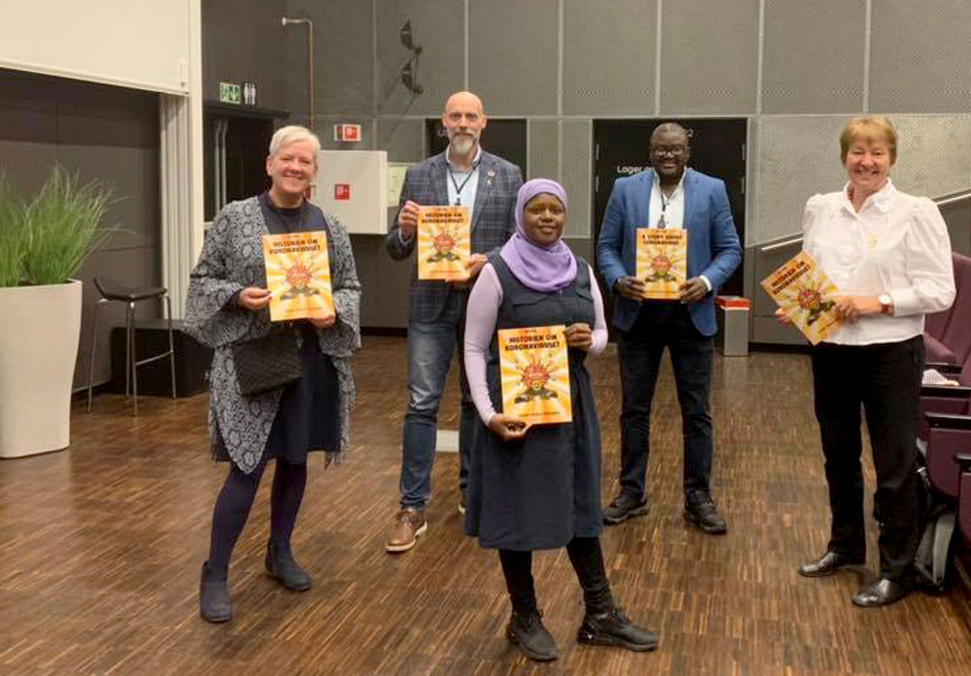 Faridah S Nabagala med, fra venstre, lærer Gerd Formofetten, rektor Kjell Ove Hauge, minoritetsrådgiver Omar Drammeh og ordfører i Oslo Marianne Borgen