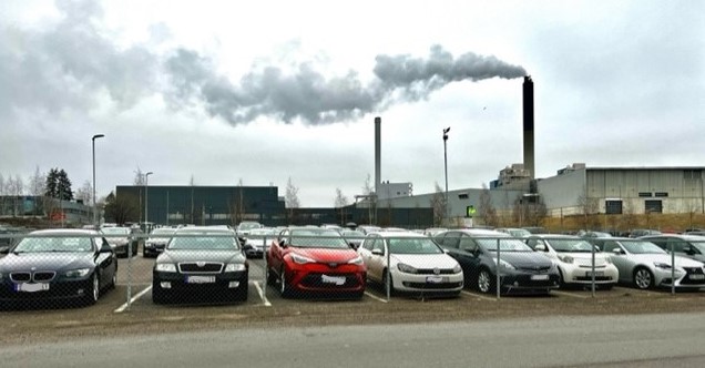 Bushra KKT Biler på en parkeringsplass nær Kuben yrkesarena