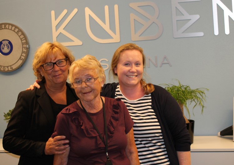 De tre ansatte i resepsjonen De tre ansatte i resepsjonen