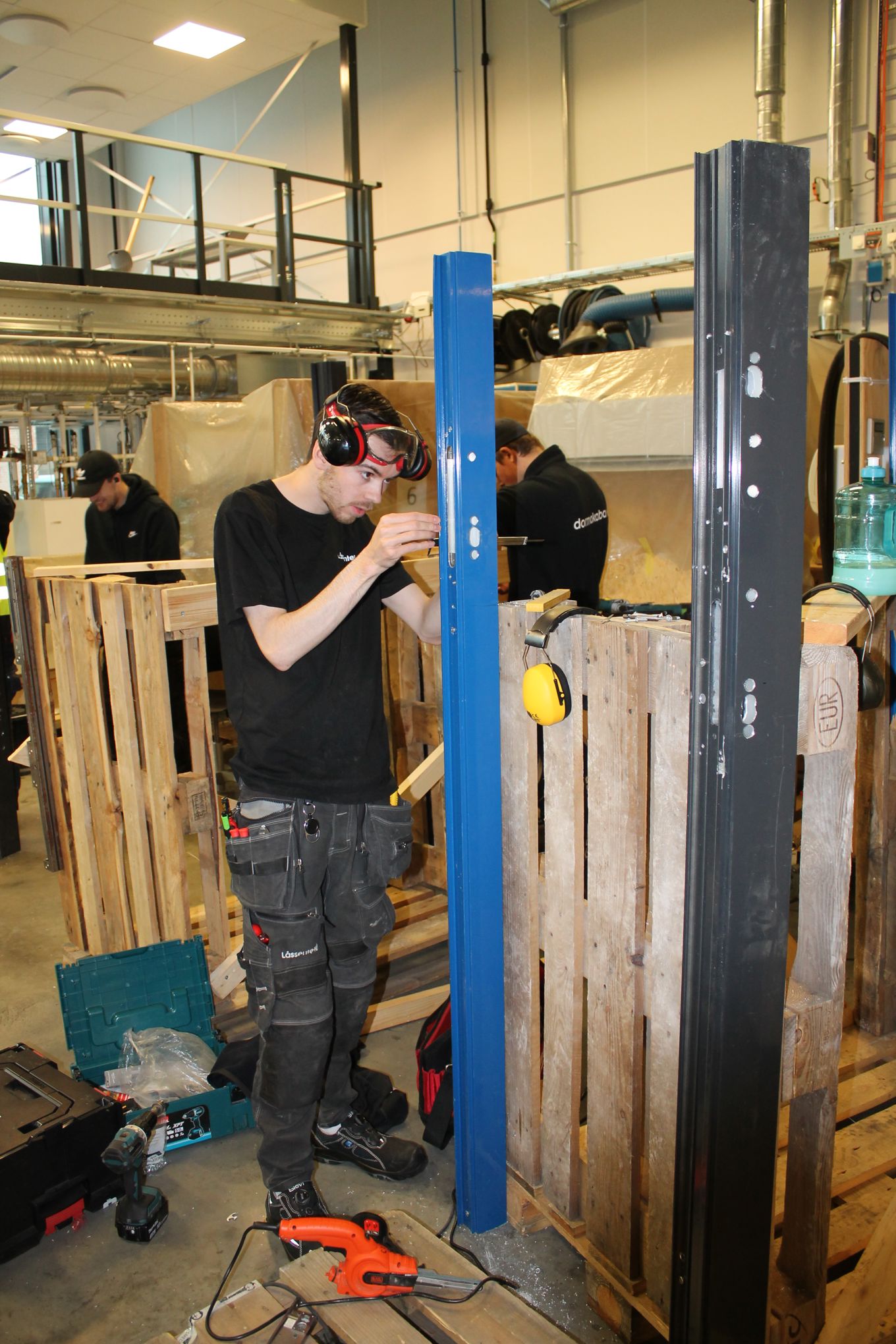 Låsesmedlærlinger i aktivitet på teknologisenteret på Kuben yrkesarena