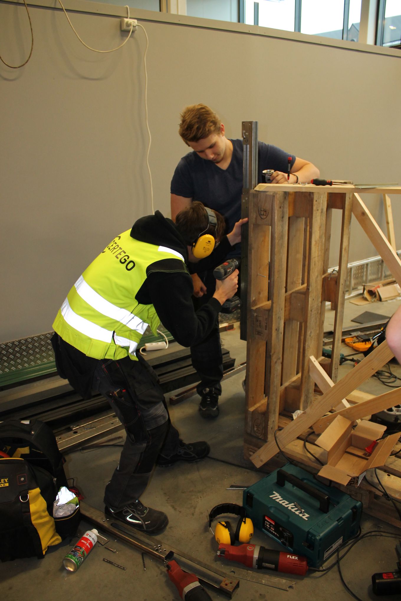 Låsesmedlærlinger i aktivitet på teknologisenteret på Kuben yrkesarena
