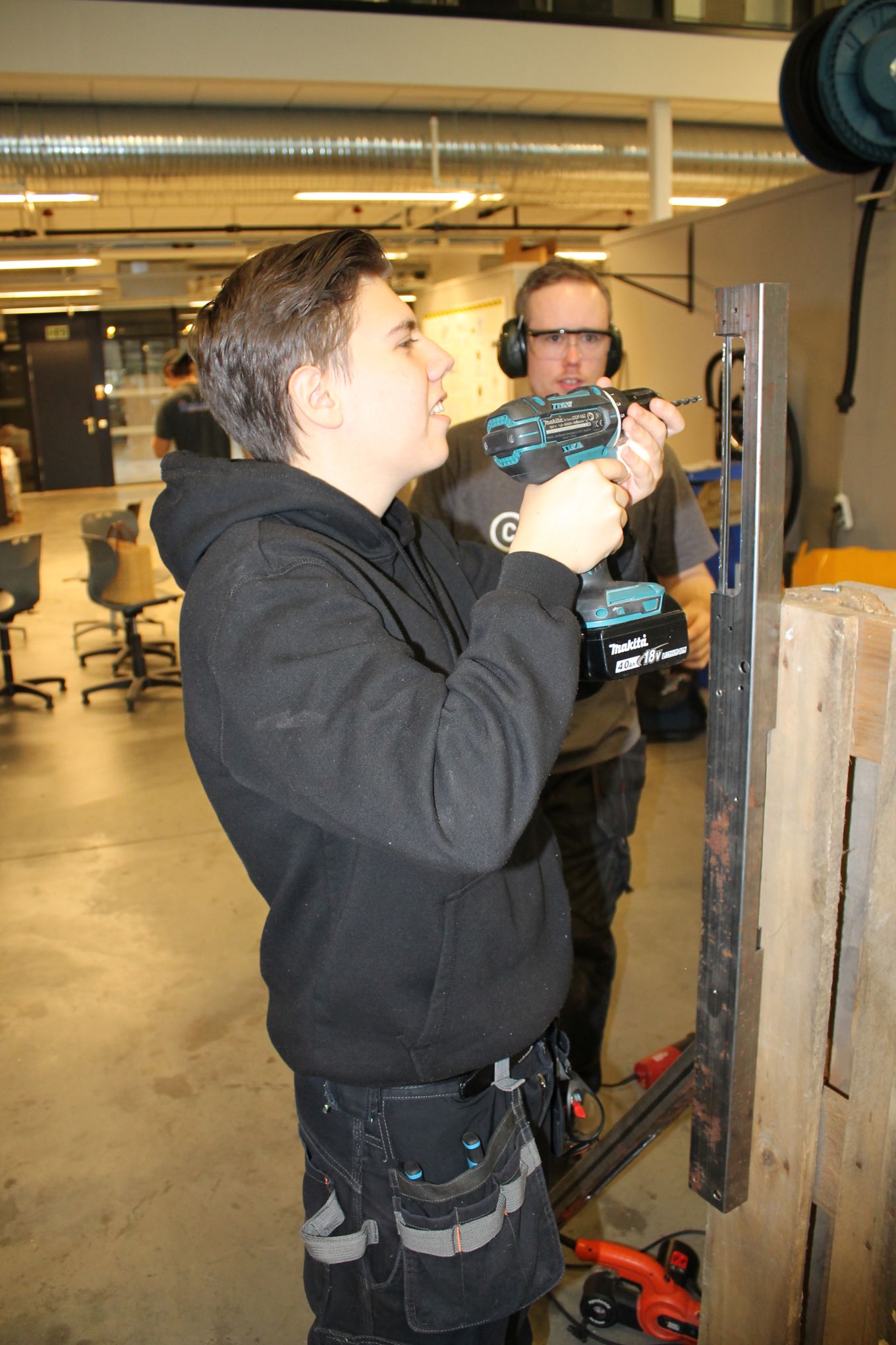 Låsesmedlærlinger i aktivitet på teknologisenteret på Kuben yrkesarena