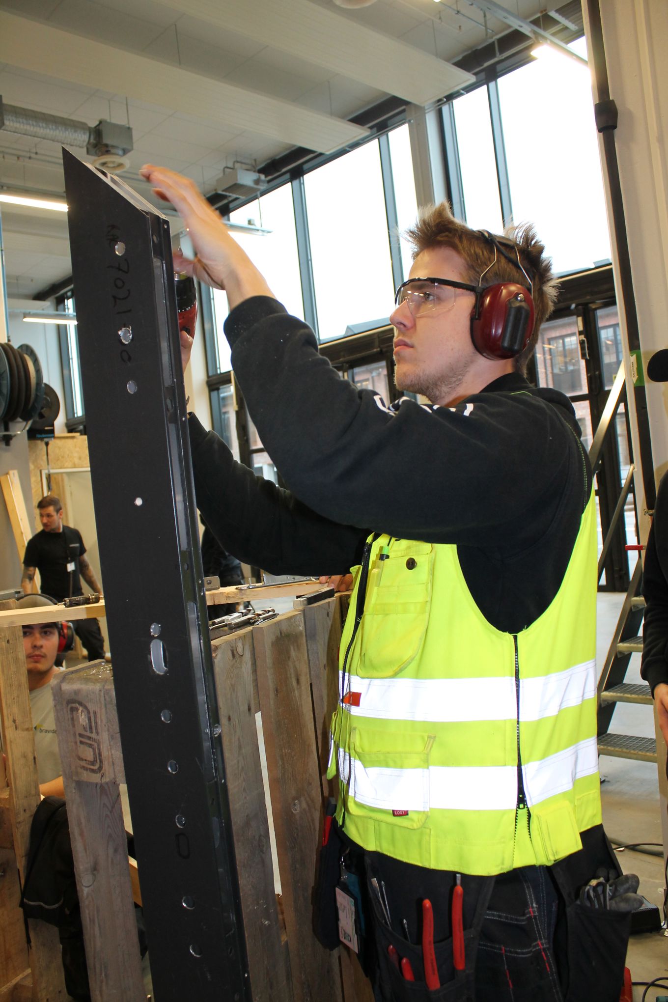 Låsesmedlærlinger i aktivitet på teknologisenteret på Kuben yrkesarena