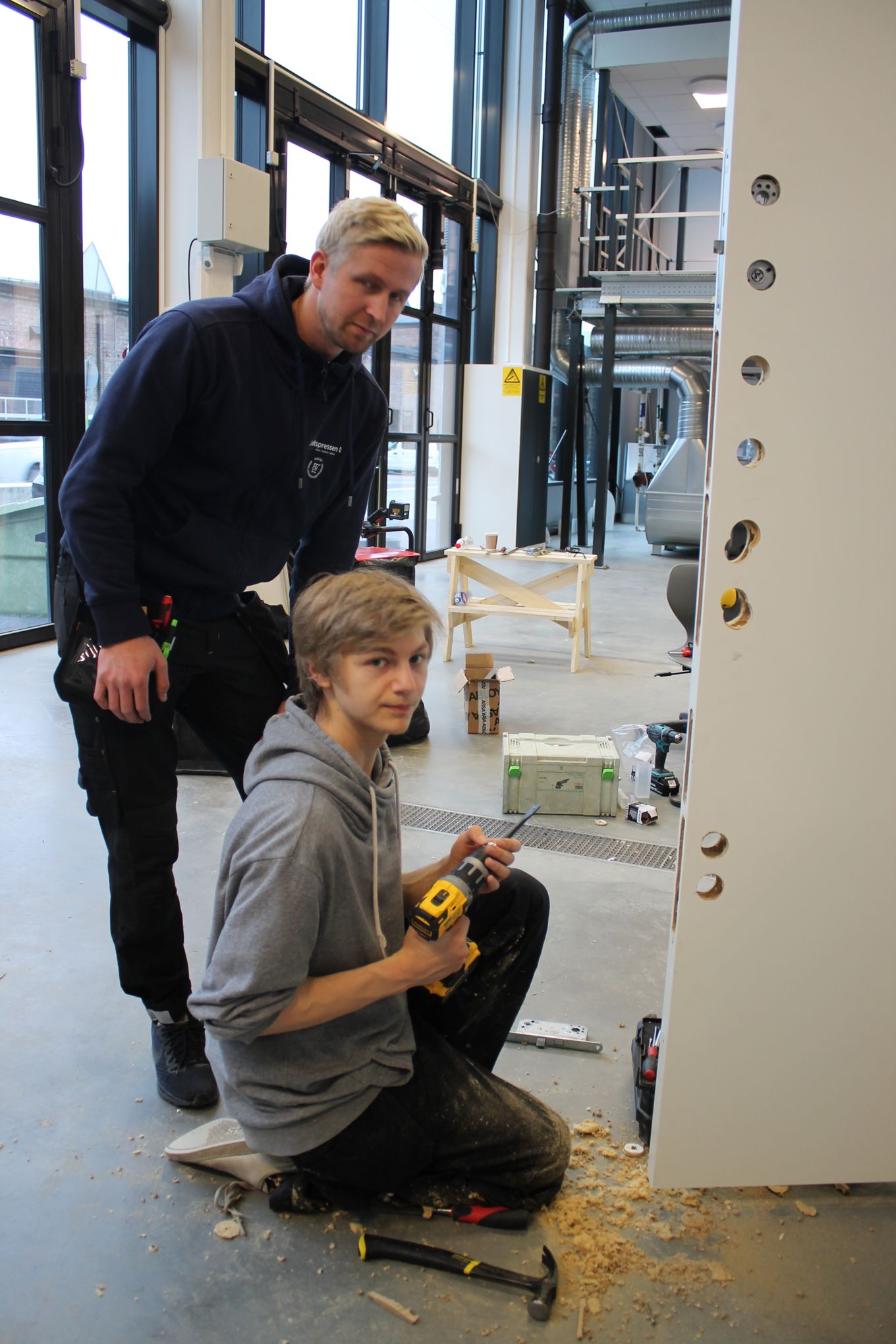 Låsesmedlærlinger i aktivitet på teknologisenteret på Kuben yrkesarena