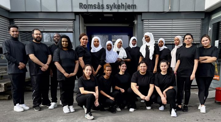 Kubenengler på besøk på Romsås sykehjem