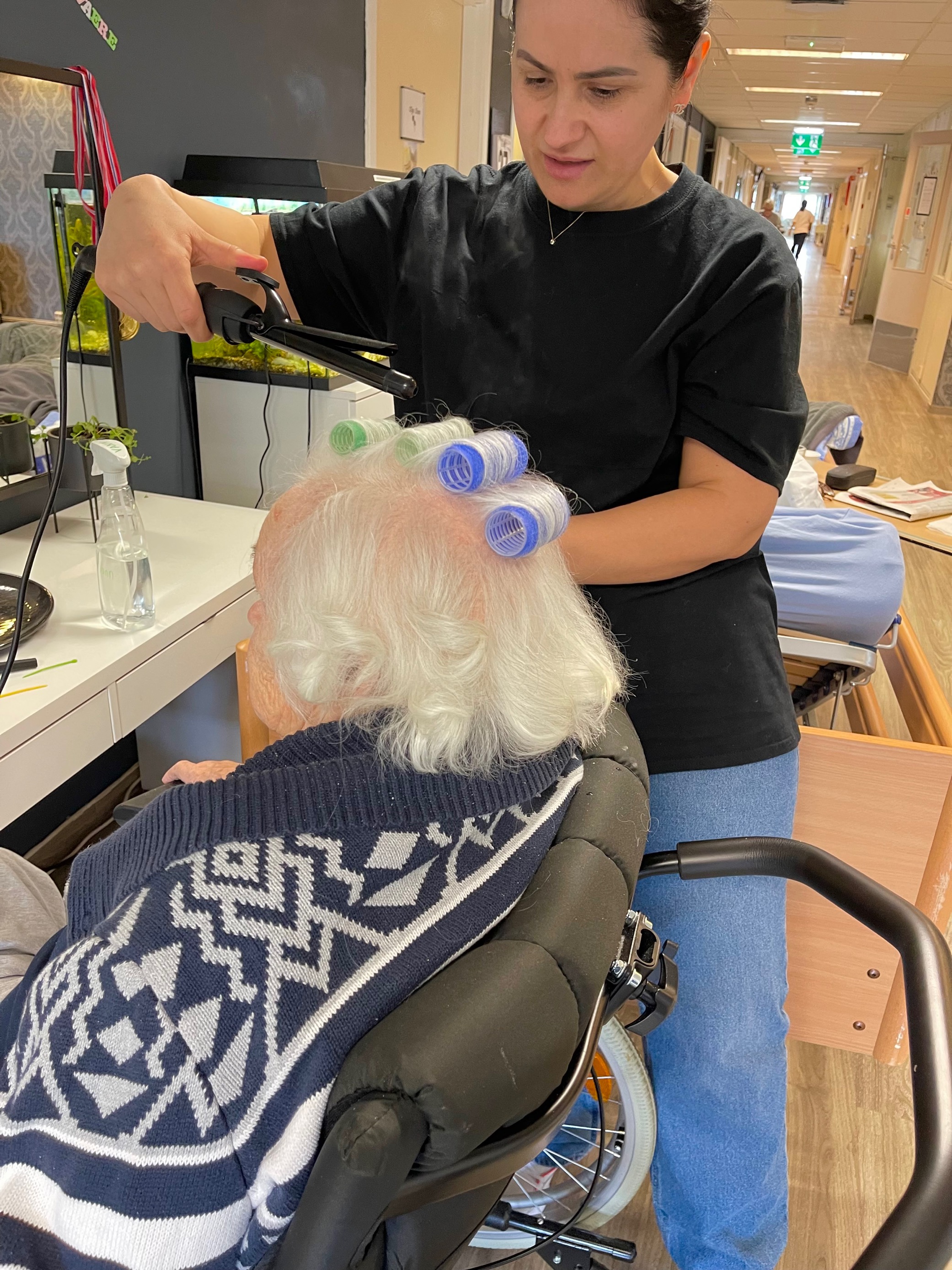 Kubenengler fikser håret til en beboer