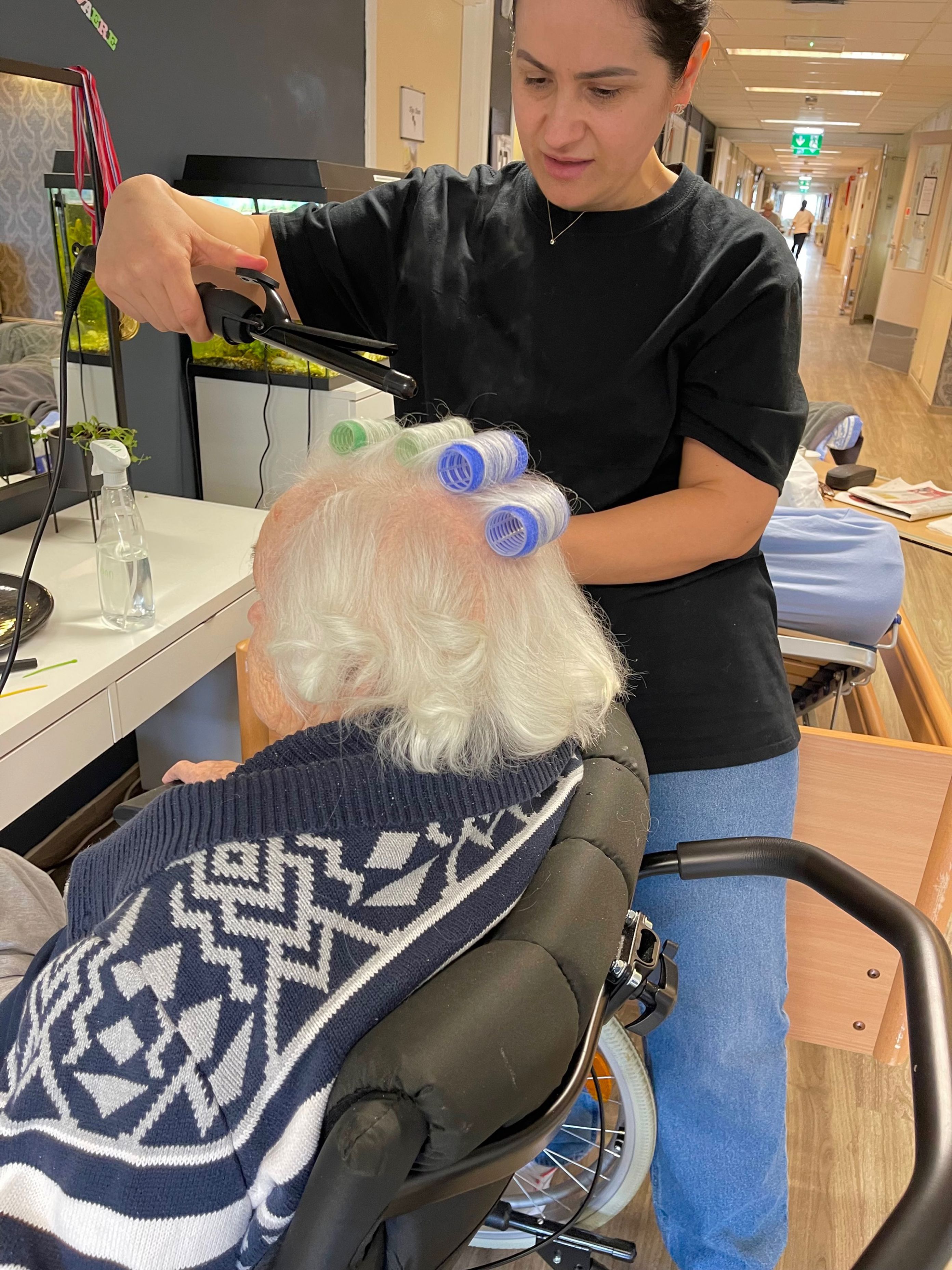 Kubenengler fikser håret til en beboer Kubenengler fikser håret til en beboer