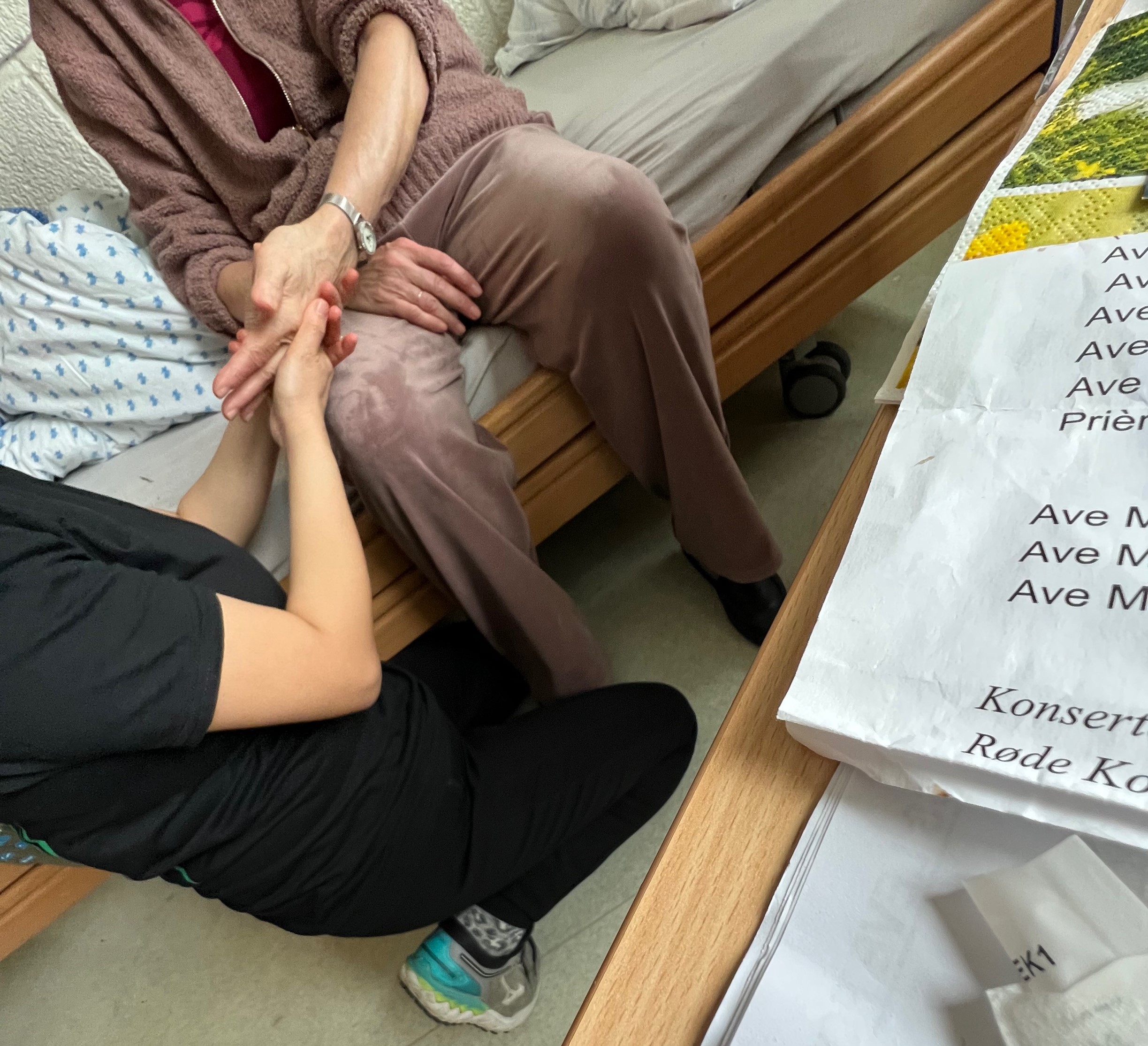 Kubenengler gir håndmassasje til en beboer